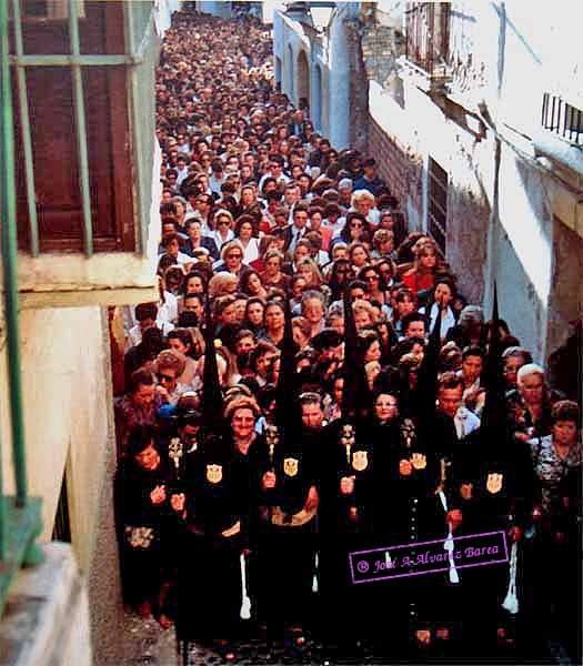 Multitud acompañante de Nuestro Padre Jesús de la Salud en sus Tres Caídas 