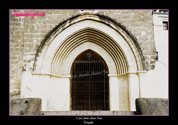 Portada principal de la Iglesia del Evangelista San Lucas 