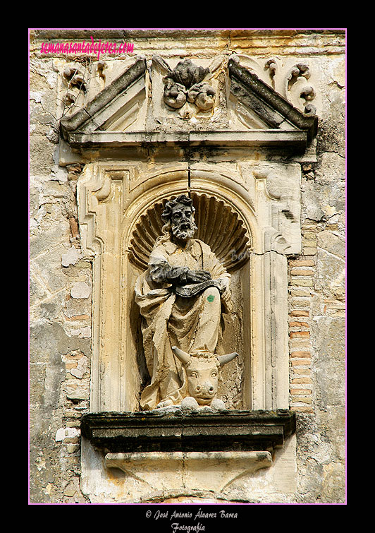 Imagen del Evangelista San Lucas en la fachada principal de la Iglesia del mismo nombre