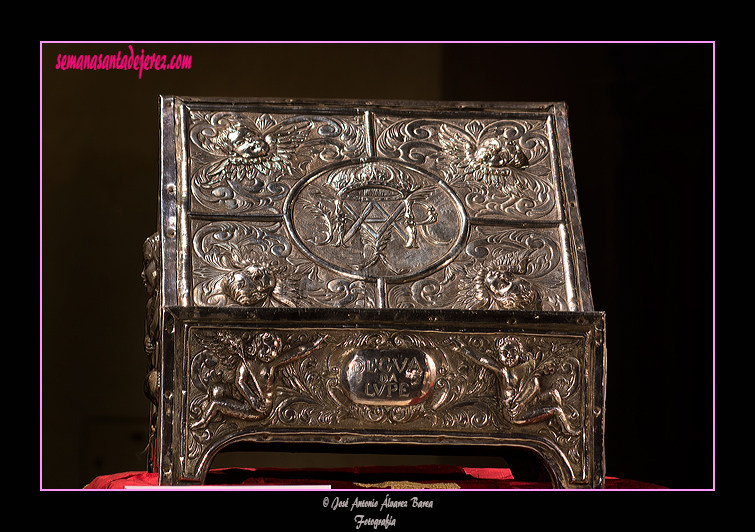 Atril (conjunto de dos) - Anónimo de escuela mexicana del siglo XVIII. Plata labrada y cincelada y madera - Medidas: 31 x 33 x 24,5 cms (Iglesia de San Lucas)