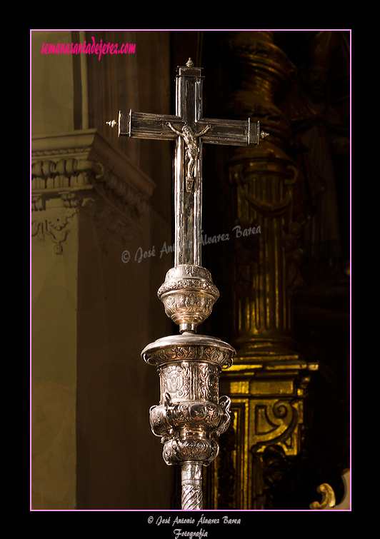Cruz Parroquial - Anónimo de escuela andaluza, siglo XVIII. Plata en su color labrada, cincelada y repujada - Dimensiones: 240 x 34 cms (Iglesia de San Lucas)