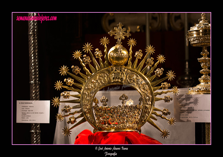 Corona de la Virgen de Guadalupe - Atribuida a Juan Laureano de Pina realizada entre 1660-1675 - Escuela jerezana - Plata sobredorada repujada y cincelada por ambas caras (Iglesia de San Lucas)
