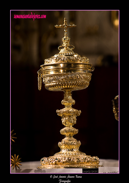 Copón - Anónimo de escuela sevillana realizado entre 1701 y 1725 - Plata sobredorada, labrada y cincelada - Medidas: 34,5 x 15,5 cms (Iglesia de San Lucas)
