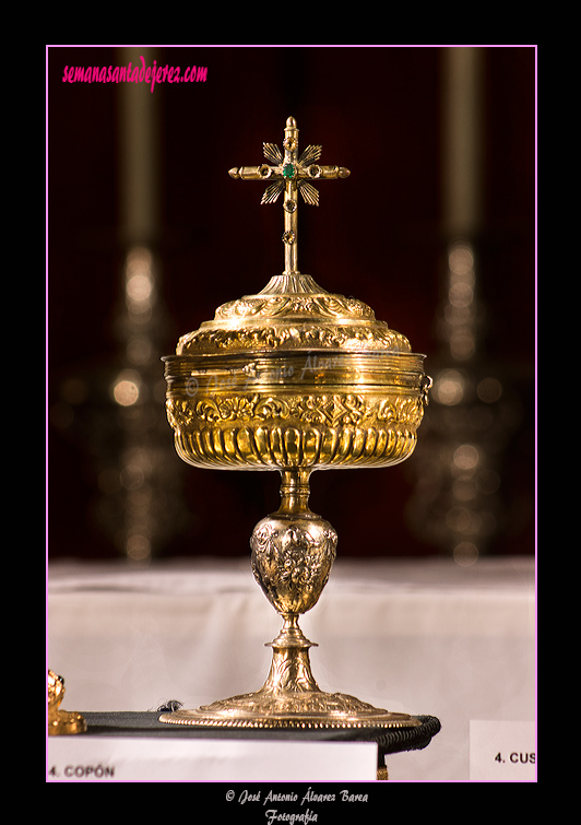 Copón - Anónimo de escuela andaluza, siglo XIX - Plata sobredorada, labrada y cincelada - Medidas: 27 x 11,2 cms (Iglesia de San Lucas)