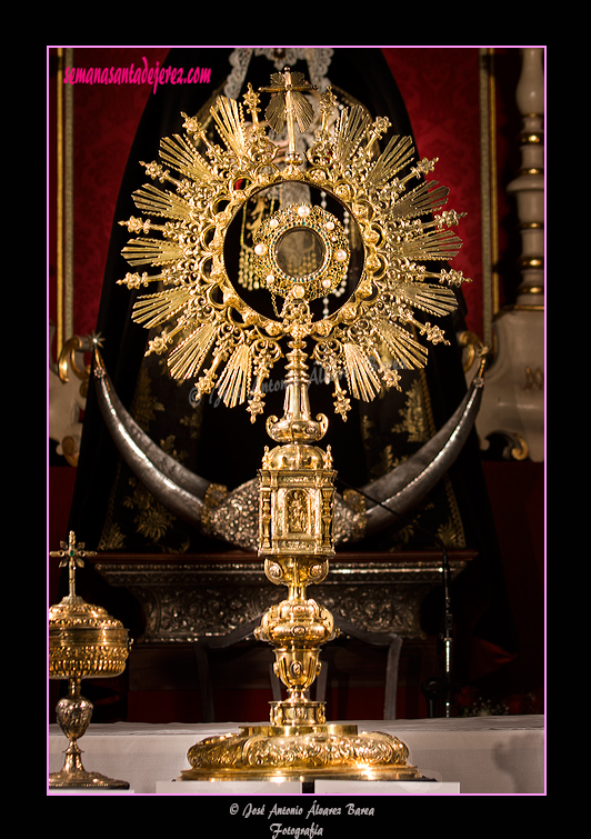 Custodia procesional - Anónimo de escuela andaluza de 1740. Oro y plata en su color y sobredorada. Labrada, cincelada y repujada. Dimensiones: 78 x 39 x 26,5 cms (Iglesia de San Lucas)