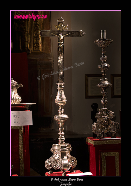 Cruz de Altar. Realizada por el platero José Espejo y Delgado en 1783. Escuela cordobesa - Plata en su color con elementos sobredorados. Fundición, labrado y cincelado - Dimensiones: 100 x 22 cms (Iglesia de San Lucas)