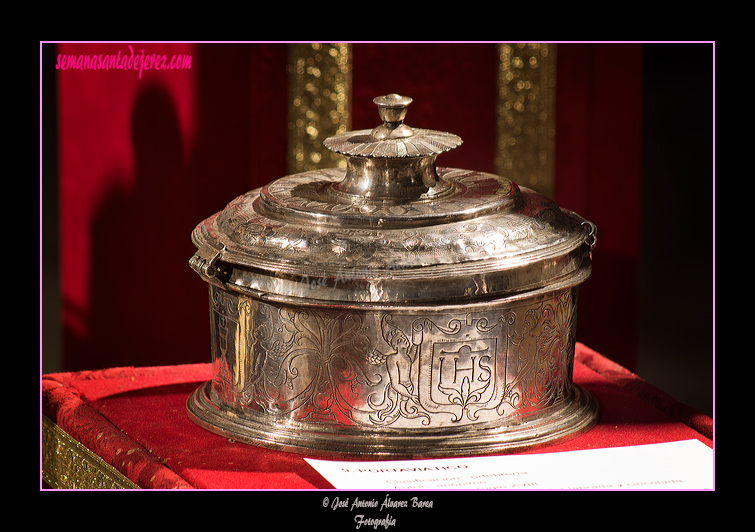 Portaviático. Anónimo de escuela andaluza - Siglo XVIII - Plata en su color cincelada y repujada - Dimensiones: 15,5 x 12,5 cms (Iglesia de San Lucas)