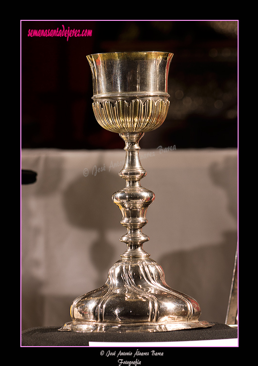 Cáliz - Realizado por el platero Manuel Mariscal entre 1751 y 1795. Escuela jerezana - Plata en su color labrada y cincelada - Dimensiones: 27 x 15 cms (Iglesia de San Lucas)