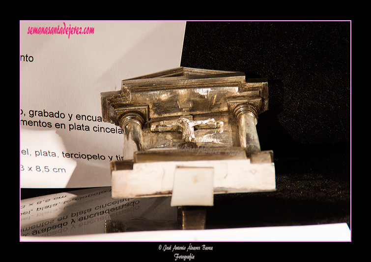 Portapaz - Anónimo de escuela andaluza - Estilo neoclásico - 1º mitad del Siglo XIX - Plata cincelada - Dimensiones: 11 x 10,5 cms (Iglesia de San Lucas)