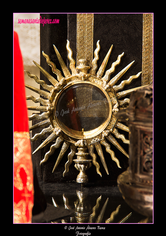 Viril - Pieza anónima de 1740- Está realizada en oro, plata, esmeraldas y perlas - Labrado, repujado y cincelado - Dimensiones: 6 x 6 x 6 cms (Iglesia de San Lucas)