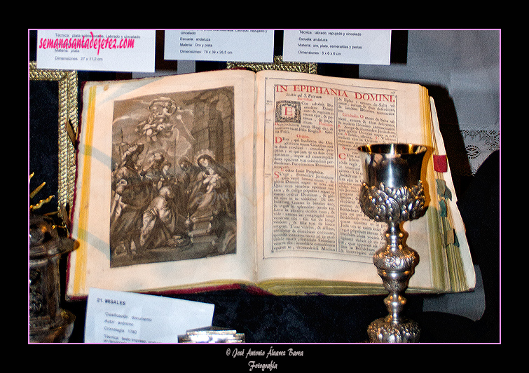 Misal - Escuela andaluza de 1780 - Encuadernado en terciopelo con adornos de orfebrería en plata cincelada - Dimensiones: 30 x 23 x 8,5 cms (Iglesia de San Lucas)