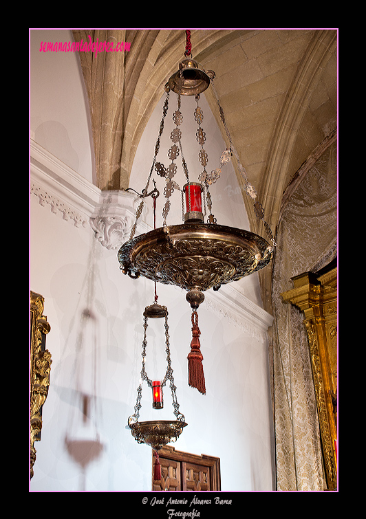 Lámparas del Sagrario - Grande: Obra de Luis de Peñalosa del año 1782 en plata cincelada y repujada - Pequeñas: Obras de Francisco Montenegro realizadas entre 1760 y 1765 en plata cincelada y repujada (Iglesia de San Lucas)