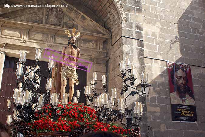 18 de Octubre de 2009. Traslado del Señor de la Sagrada Flagelación a la Catedral para los Cultos del 250º Aniversario de la Imagen. Va sobre el paso del Cristo de la Expiracion (Foto: Jose A.Alvarez Barea)