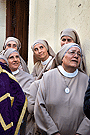Monjas contemplando el Paso de Misterio de la Hermandad de la Amargura