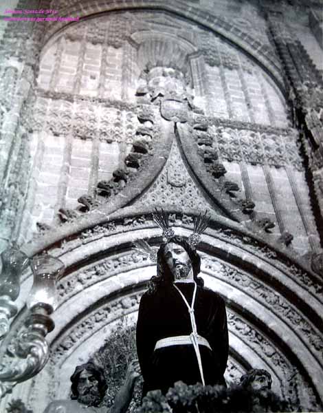 Bella y expresiva talla del Señor del Prendimiento enmarcada en la portada gótica de la Iglesia de Santiago el Real y del Refugio (Foto: Eduardo Pereiras) 