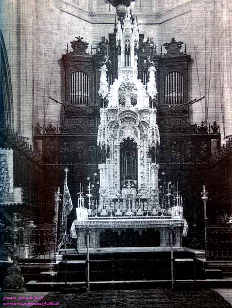 Baldaquino, órgano y coro de Santiago. La foto es anterior a 1948, año en el que el coro volvió a su primitivo lugar del Monasterio de la Cartuja de la Defensión