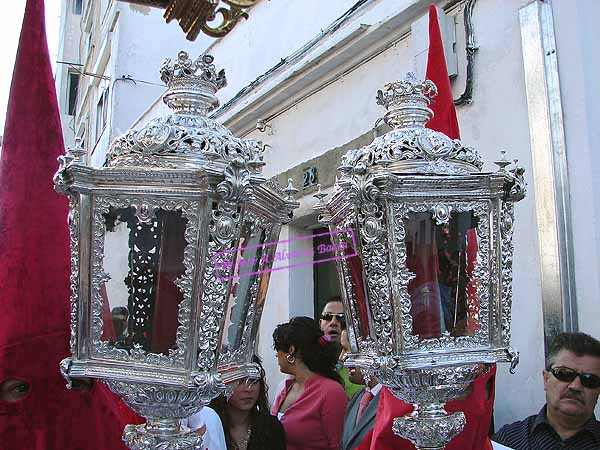 Faroles que acompañan a la Cruz de Guía de la Hermandad del Prendimiento