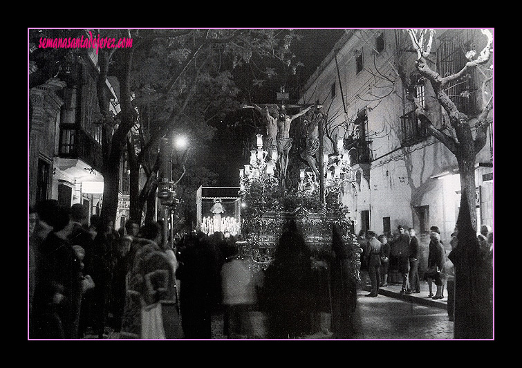 La Hermandad de la Vera-Cruz por la Por-Vera de recogida camino del Colegio del Pilar (Foto: Eduardo Pereiras)