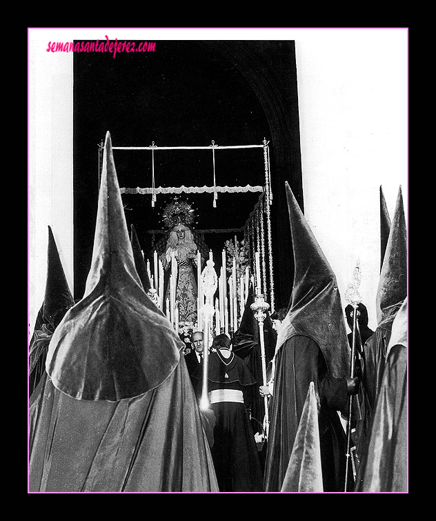 Nuestra Señora de las Lágrimas saliendo de San Juan de los Caballeros en la tarde del Jueves Santo. Entre penitentes y acólitos podemos ver al capataz don Manuel Olmedo Corralero "Papi" (Foto: Diego Romero)