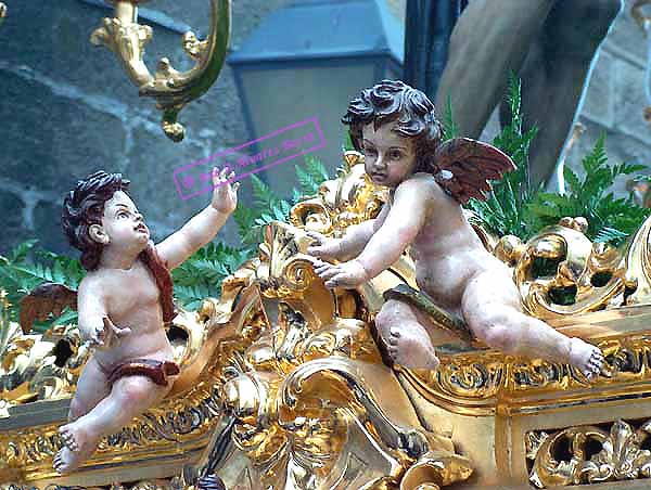 Detalle de los angelitos del frontal de la canastilla del paso de Misterio del Sant&iacute;simo Cristo de la Esperanza 