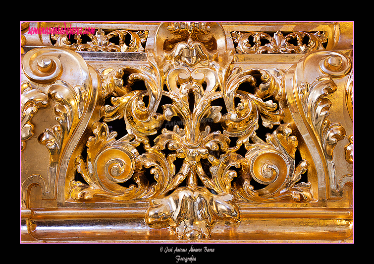 Detalle del frontal de la canastilla del paso de Misterio del Santísimo Cristo de la Esperanza 