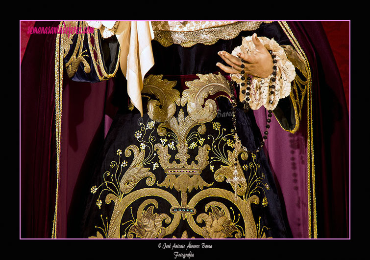 Detalle de los bordados de la saya de Nuestra Señora de las Lágrimas