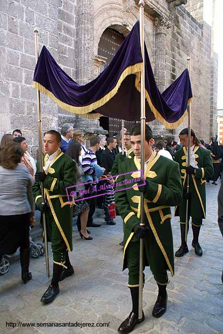 Palio de Respeto detras de la Cruz de Guía de la Hermandad de la Vera-Cruz