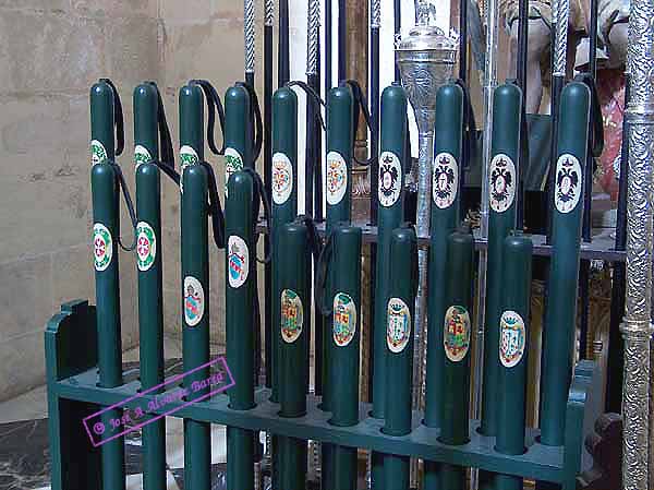 Palermos con escudos pintados al oleo de la Hermandad de la Vera-Cruz