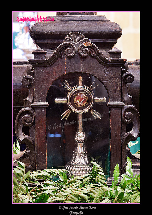 Relicario del Lignum Crucis en la Cruz de guía de la Hermandad de la Vera-Cruz