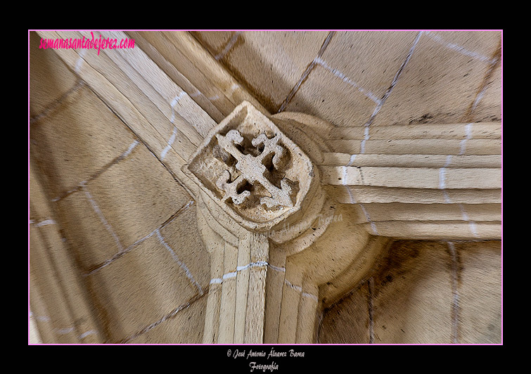 Uno de los escudos de órdenes militares en las claves de la bóveda estrellada del Sagrario (Iglesia de San Juan de los Caballeros)