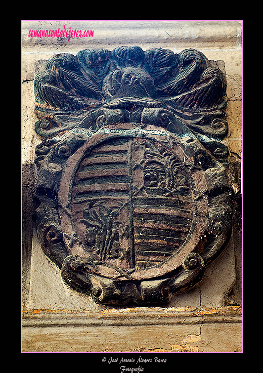 Escudo en el frontón del sepulcro del Comendador de Higuera en la Sacristía (Iglesia de San Juan de los Caballeros)