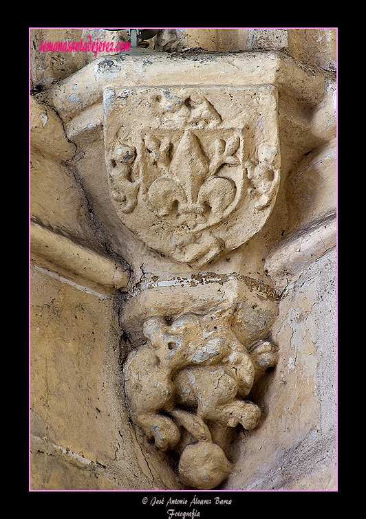 Escudo en la bóveda gótica de crucería de la Sacristía (Iglesia de San Juan de los Caballeros)