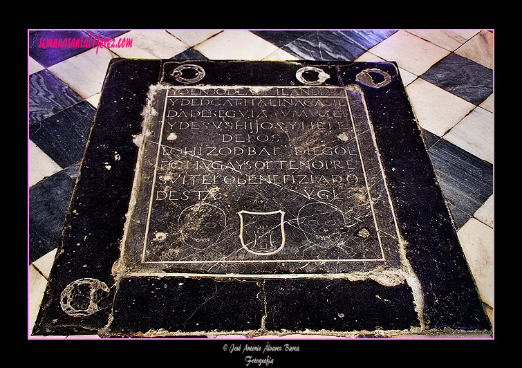 Lápida funeraria en el presbiterio de la Iglesia de San Juan de los Caballeros