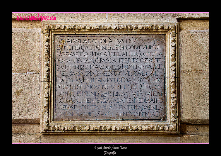 Lápida en el arco de la portada de la Capilla de los Zarzana (Iglesia de San Juan de los Caballeros)