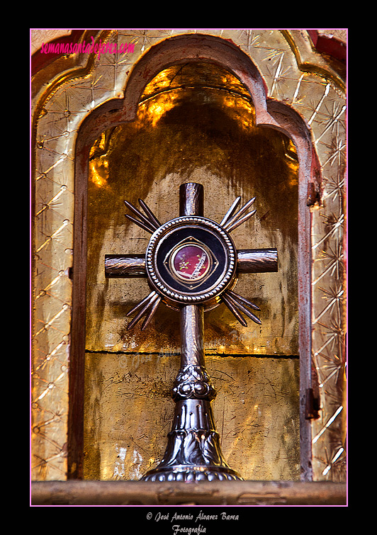 Reliquia del Lignum Crucis (Retablo mayor de la Iglesia de San Juan de los Caballeros)