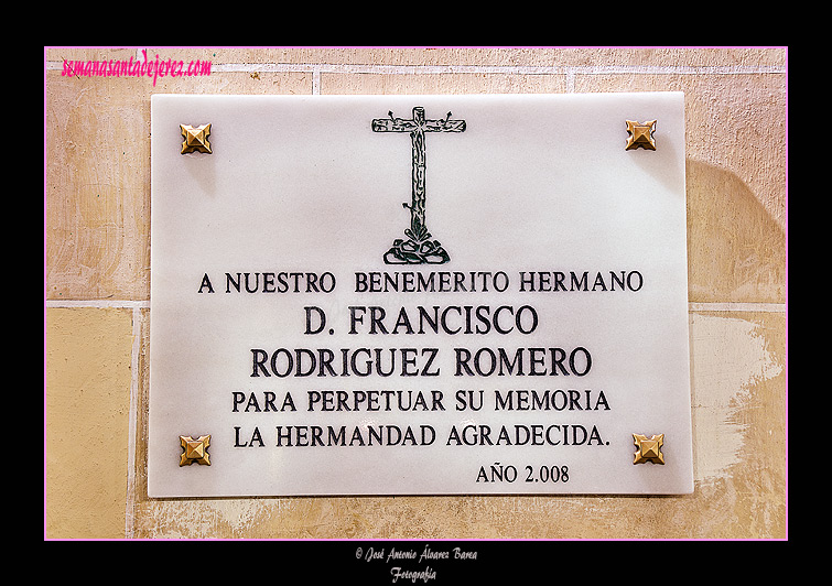 Placa de agradecimiento al lado izquierdo de la portada de la Capilla de los Zarzana (Iglesia de San Juan de los Caballeros)