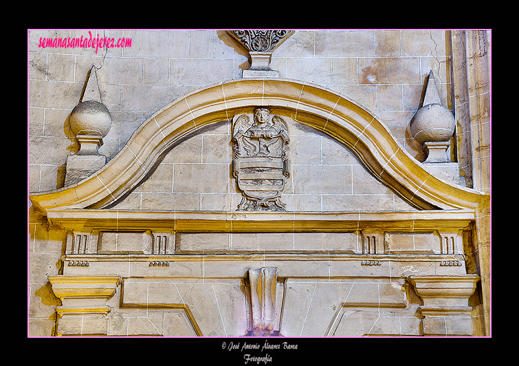 Frontón de la portada de la Capilla de los Zarzana (Iglesia de San Juan de los Caballeros)