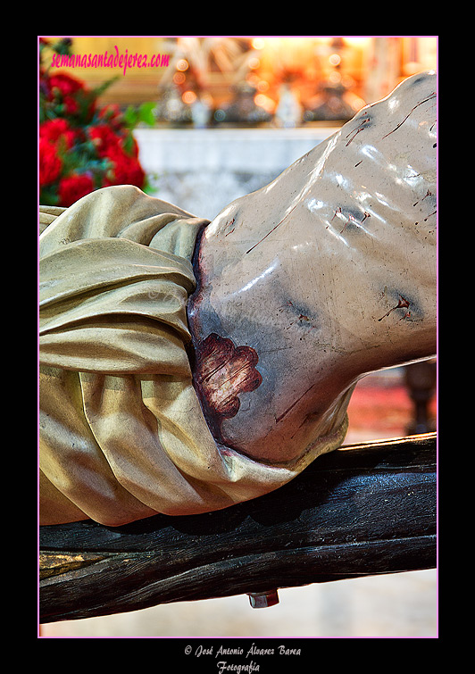 Detalle de la herida del costado izquierdo del Santísimo Cristo de la Sagrada Lanzada