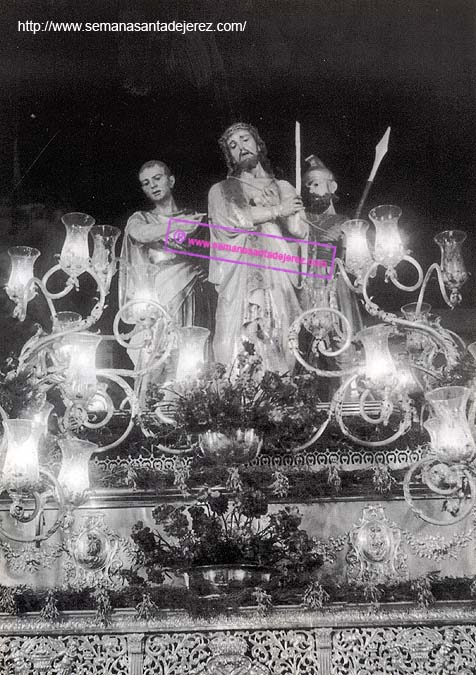 Paso del Ecce Homo con la anterior imagen del Señor. El grupo, todo de talla, fue adquirido en los últimos años del siglo XIX. En la actualidad el Señor ha sido sustituido por una imagen del siglo XVIII (Foto: Manuel Pereiras Pereiras)