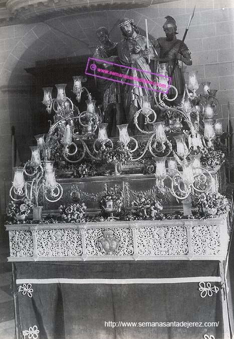 El paso del Ecce-homo. La imagen del Señor, al igual que la de Pilatos y el sayón, es de talla. El grupo llegó a Jerez a finales del siglo XIX (Foto: Manuel Pereiras Pereiras)