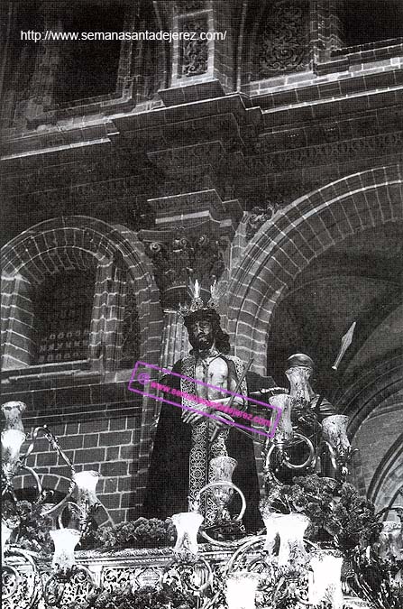 Paso de Misterio de la Hermandad del Mayor Dolor en el interior de la R.I.I.Colegial (Foto: José Luis Corrales Martínez)