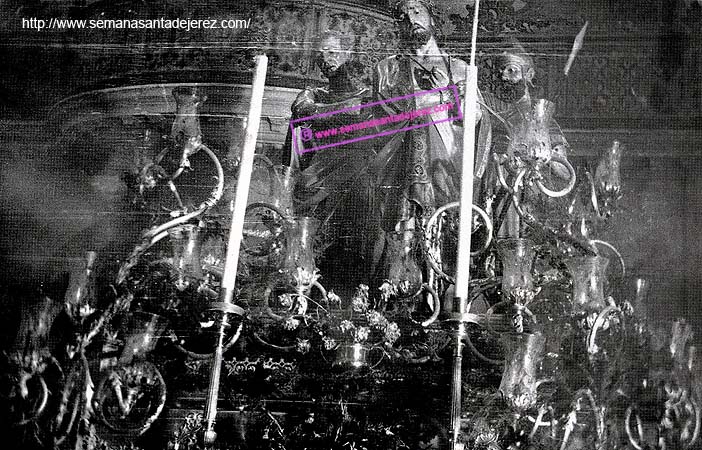 El Paso del Ecce-Homo en el interior de su sede canónica; la iglesia de San Dionisio todavía conserva el coroa los pies de la iglesia: año 1954. (Foto: Rafael Iglesias)