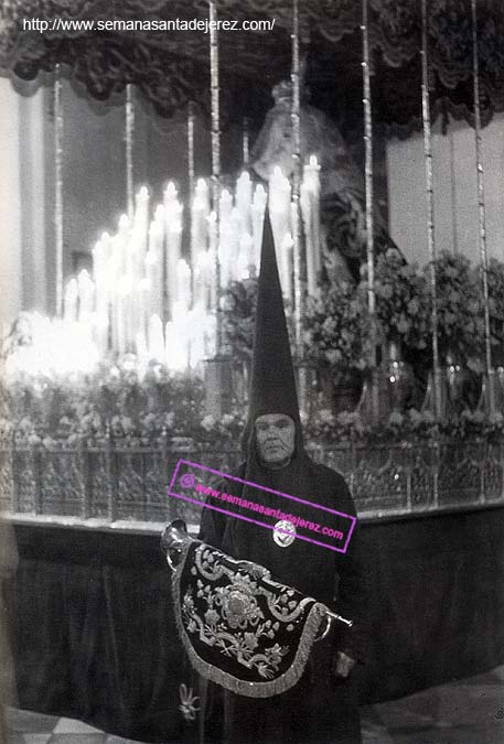 Ante el paso de la Virgen del Mayor Dolor vemos a Andrés Fernández García con la trompeta saetera que cada Jueves Santo forma parte de la procesión. (Foto: Eduardo Pereiras)