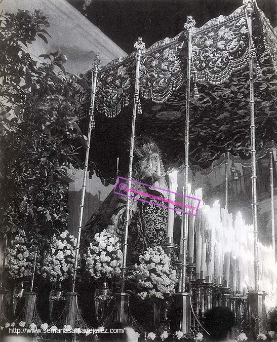 El paso de la Virgen del Mayor Dolor con los basamentos góticos poco acordes con el barroco del manto y palio. Fueron cambiados poco después de la obtención de esta fotografía (Foto: Eduardo Pereiras) 