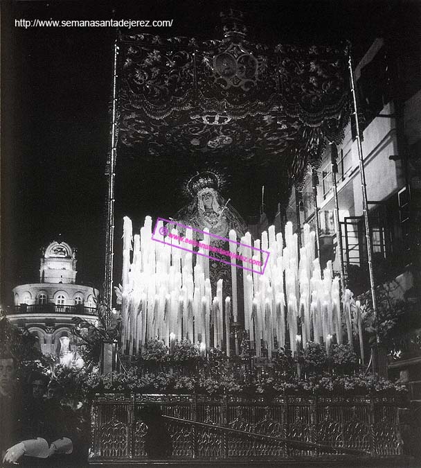 Nuestra Señora del Mayor Dolor pasa por la calle Lancería: era la Semana Santa de 1960 y los varales y los respiraderos todavía son los de estilo gótico (Foto: Eduardo Pereiras)