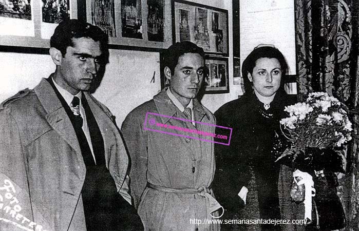 1953. El torero Miguel Baez "Litri", entregó un traje de luces, con el cual se confeccionó una saya a la Virgen del Mayor Dolor (Foto: Juan Carretero)