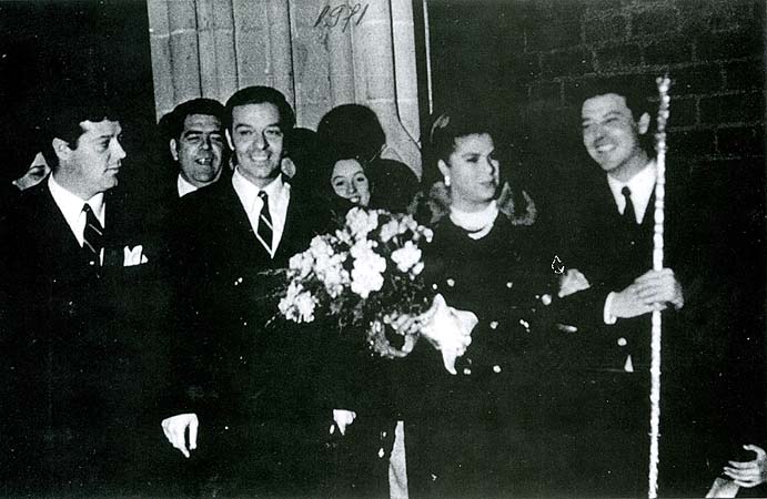 Año 1971, Viernes Santo en San Dionisio. La Paquera, Hermana del Mayor Dolor. De izquierda a derecha, Teresa Gonzalez Orihuela, Antonio González Orihuela, José Ruiz de Velasco, Adolfo González Orihuela, Francisca Méndez Garrido (La Paquera) e Ignacio González Orihuela (Foto: Eduardo Barra)