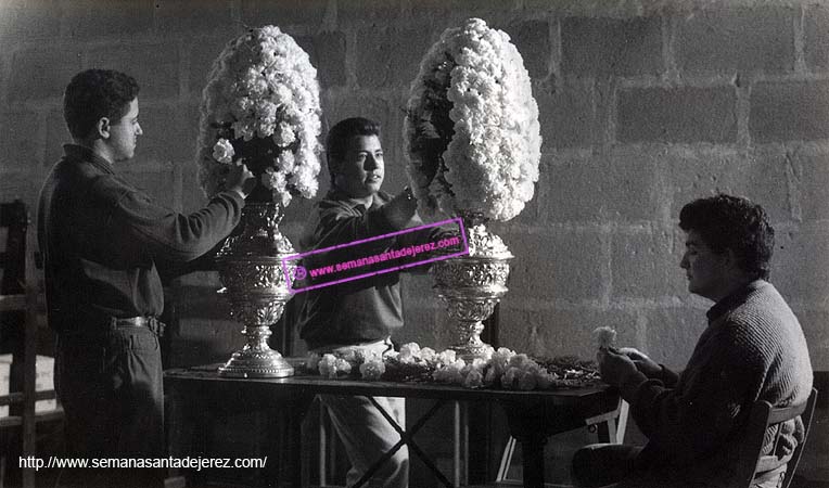 Los hermanos del Mayor Dolor preparando las "piñas" del Paso de Palio: era la mañana del Jueves Santos de 1992 (Foto: Eduardo Pereiras)