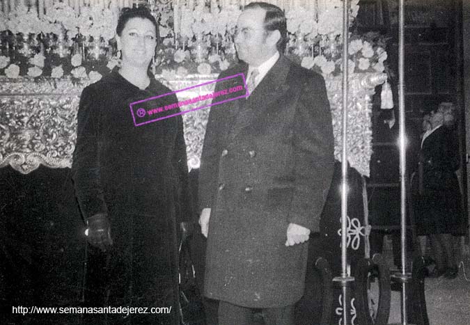 El locutor de Radio Popular Manuel Fernández Peña delante del Paso del Mayor Dolor; en esos momentos era director de Radio Popular de Granada, le acompaña su esposa. Fue pregonero de la Semana Santa jerezana del año 1972 (Foto: Eduardo Barra)