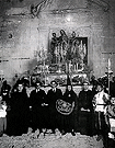Salida del Paso de Misterio de la Hermandad del Mayor Dolor - Iglesia de San Dionisio. Año 1928 (Foto: Anónima)